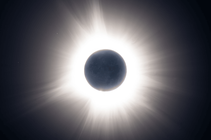 Eclipse solar total com coroa solar brilhante ao redor do disco escuro, fenômeno importante para pesquisas em astronomia.