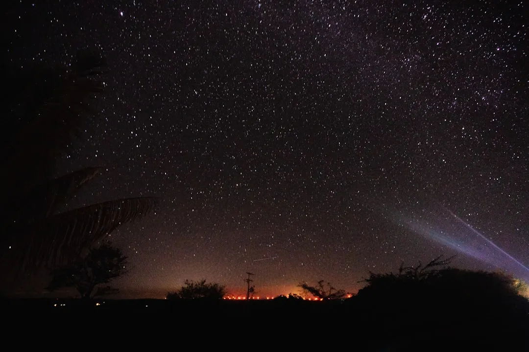Observador admirando o céu estrelado no interior do Brasil