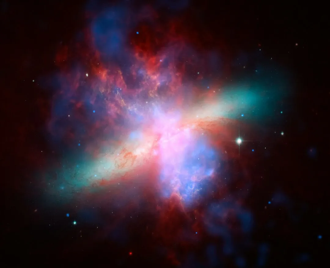 Aglomerado de galáxias fotografado pelo telescópio espacial Hubble com arcos de lente gravitacional