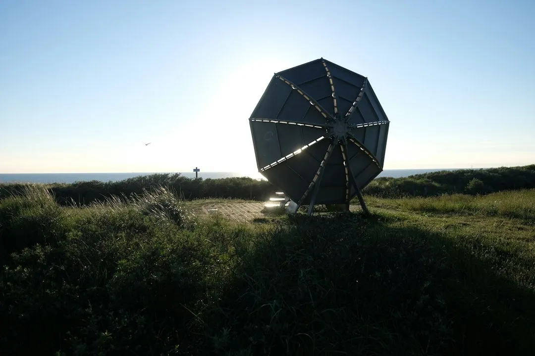 Campo profundo do telescópio espacial James Webb com galáxias distorcidas por lente gravitacional