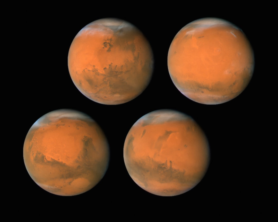 Planeta Marte visto atraves de telescopio mostrando detalhes da superficie vermelha