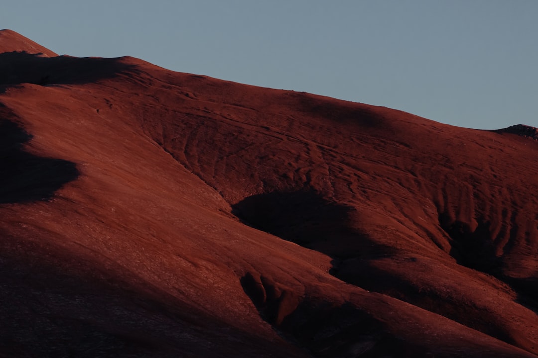 Detalhes da superficie de Marte incluindo calota polar e regioes de albedo vistos por telescopio