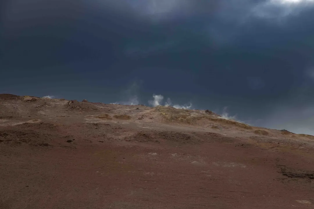 Tempestade de poeira cobrindo a superficie de Marte vista do espaco