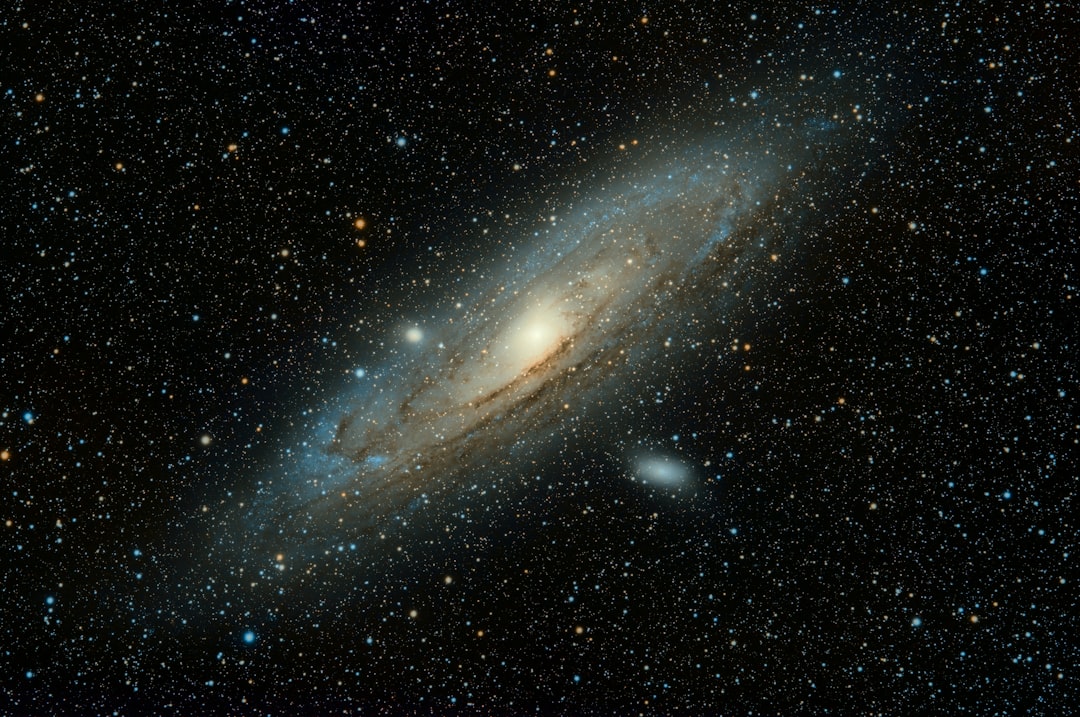 Galáxia de Andrômeda vista através de telescópio com halo escuro ao redor