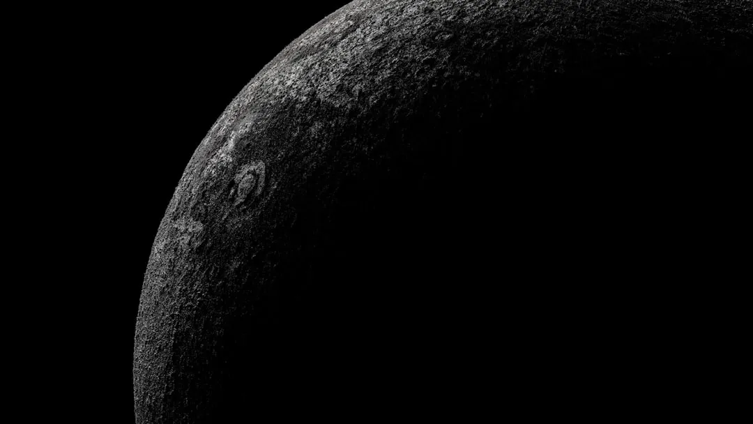 Mercúrio próximo ao horizonte durante o crepúsculo, com céu alaranjado ao fundo