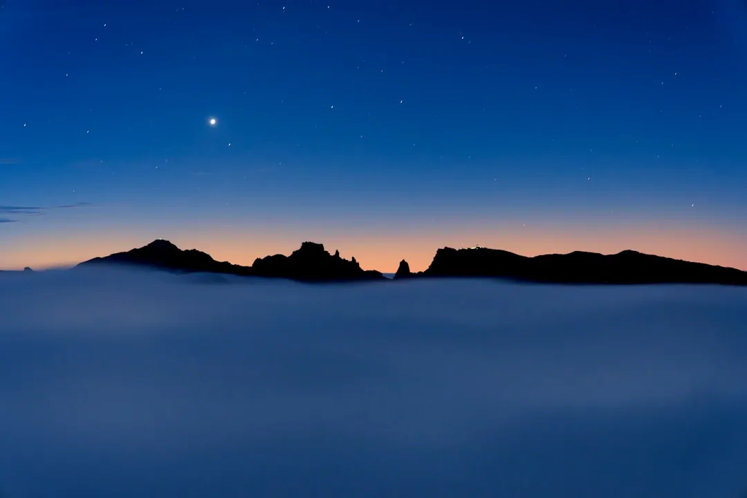 Planeta brilhante visível no horizonte durante o crepúsculo colorido
