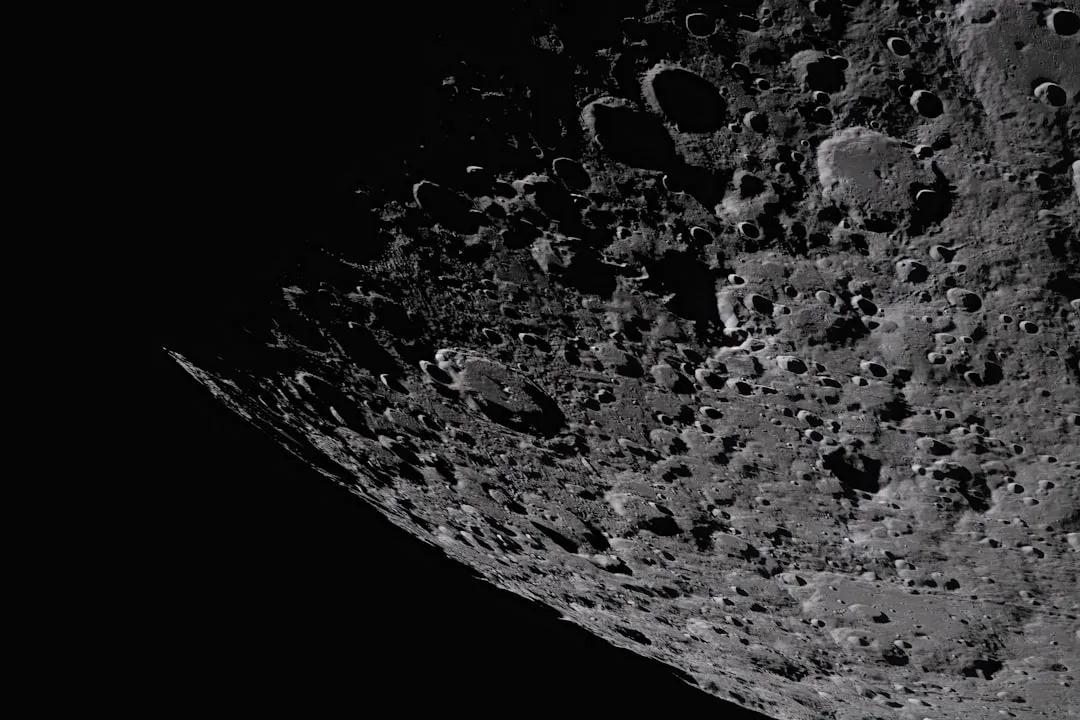 Superfície de Mercúrio coberta de crateras de impacto, fotografada pela sonda MESSENGER