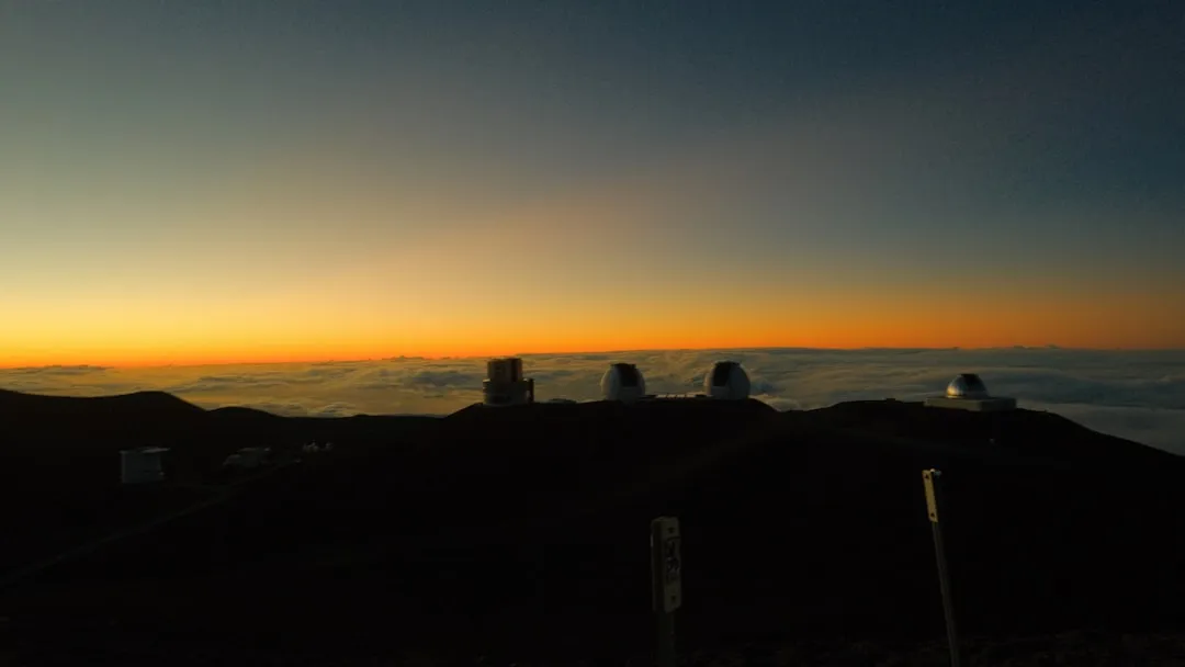 Observador usando telescópio durante o crepúsculo para encontrar planetas no horizonte