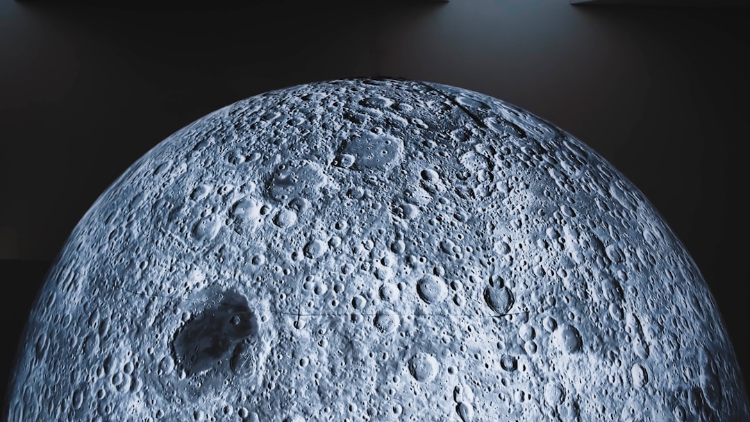 Terreno acidentado do polo sul lunar com crateras em sombra