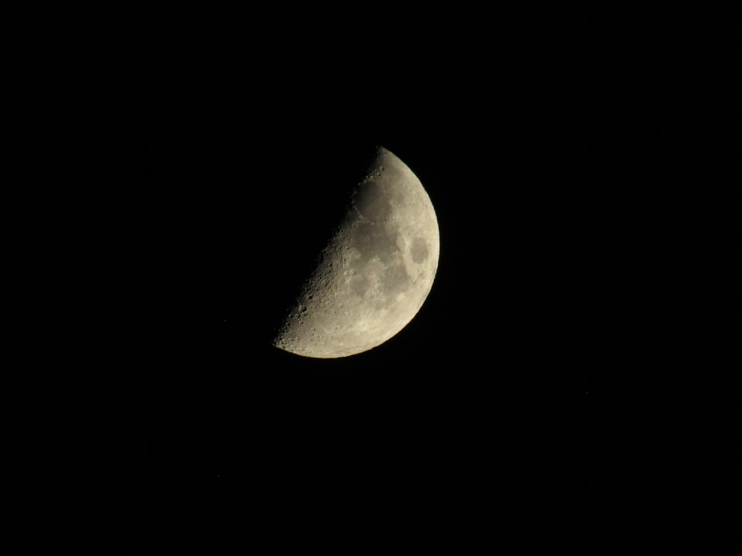 Módulos habitacionais de uma base lunar no polo sul