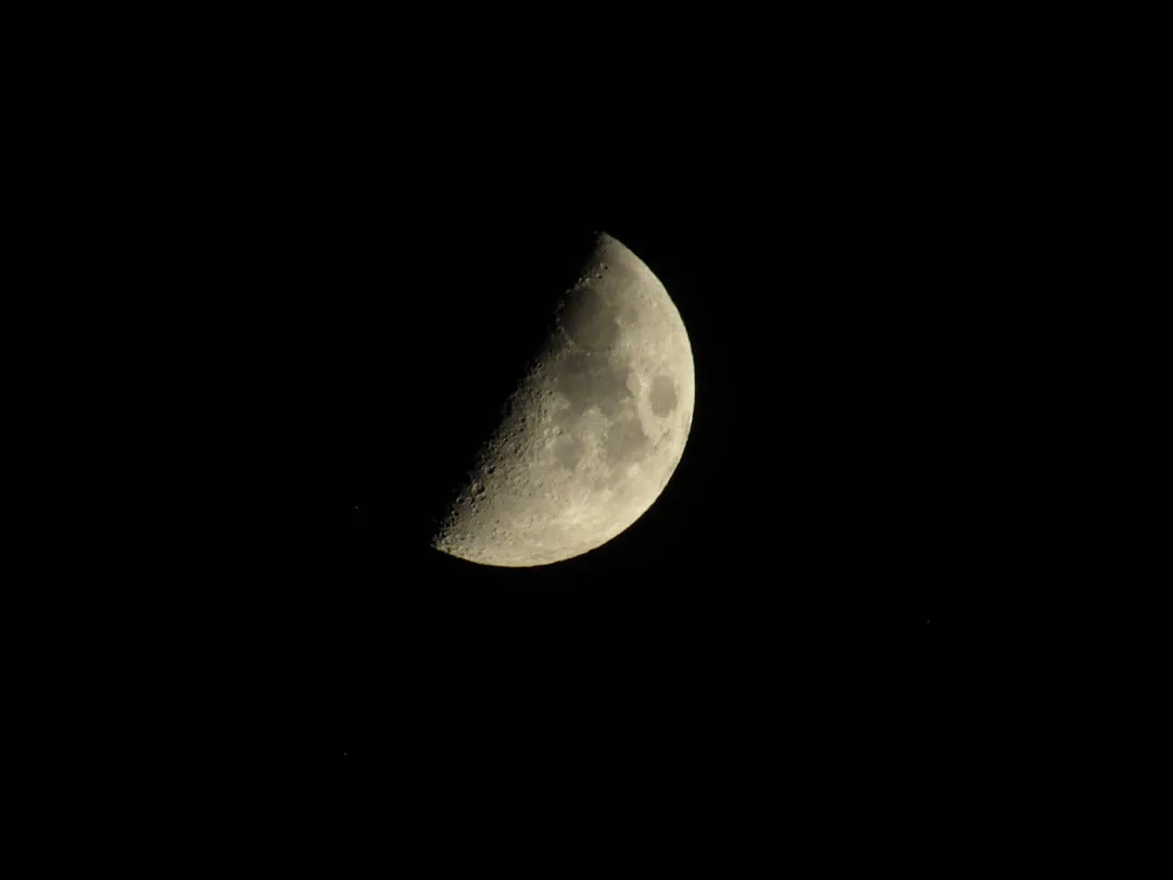 Módulos habitacionais de uma base lunar no polo sul