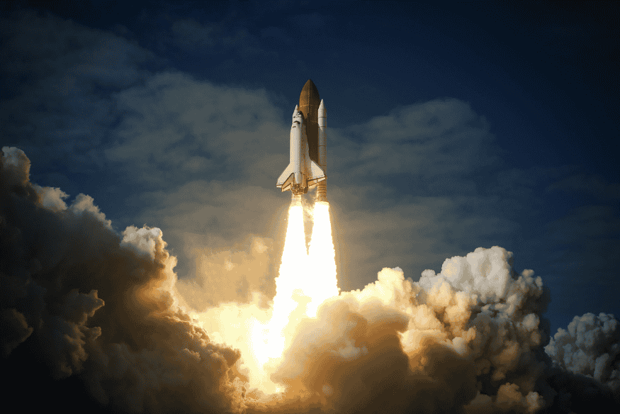 Foguete sendo lançado ao espaço, simbolizando a importância das missões espaciais para o avanço da ciência.