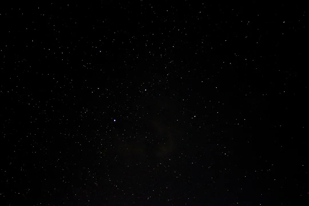 Nebulosa colorida no espaço profundo com gases brilhantes