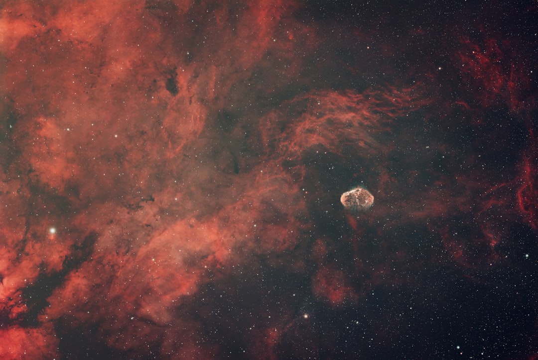 Telescópio apontado para nebulosa no céu noturno