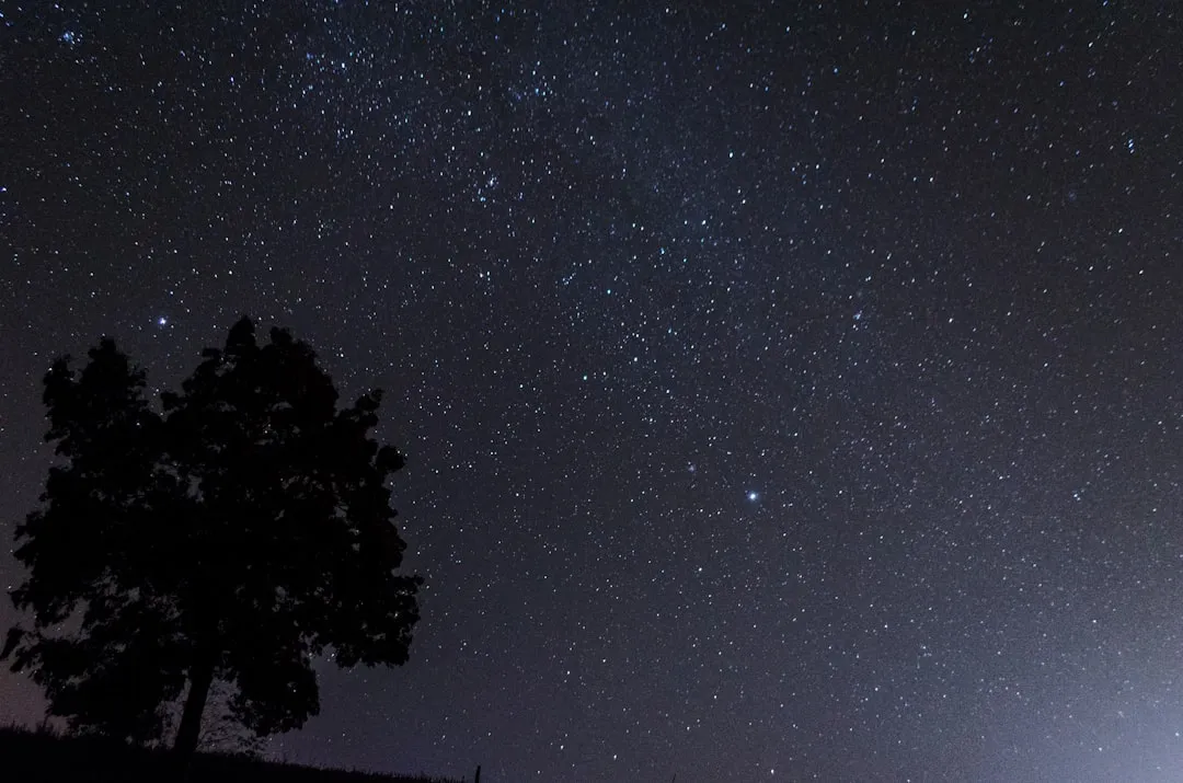 Telescópio apontado para nebulosa no céu noturno