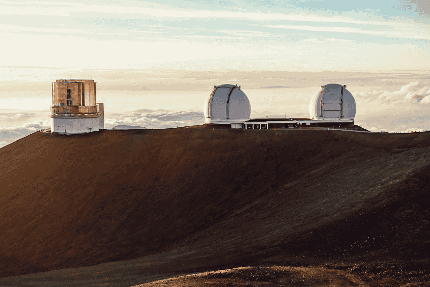 Observatórios astronômicos instalados no topo de montanha acima das nuvens, mostrando por que ficam em locais altos e isolados.