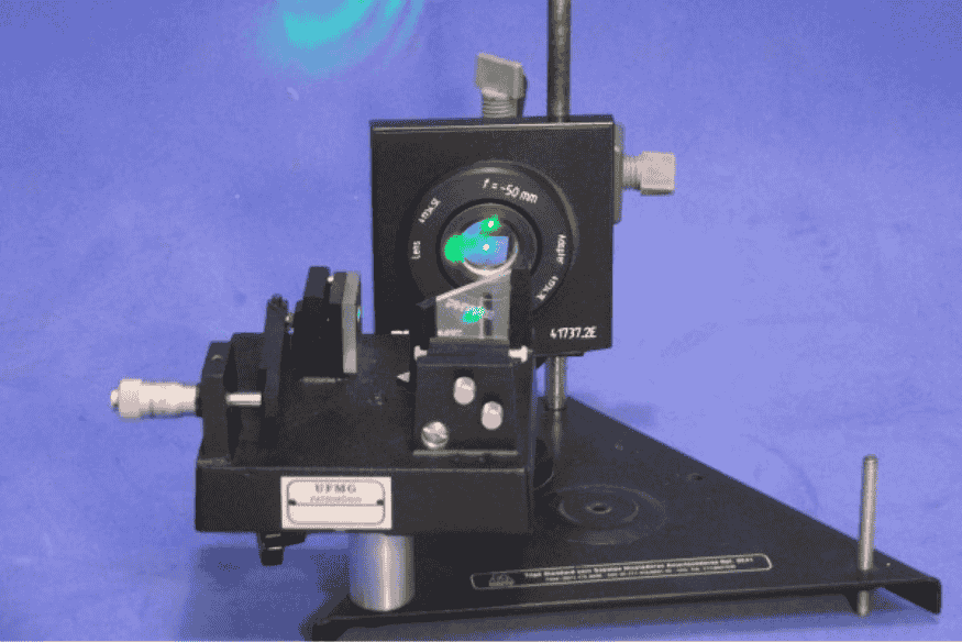 Interferômetro a laser em bancada de laboratório, equipamento usado para detectar ondas gravitacionais medindo variações minúsculas de distância.