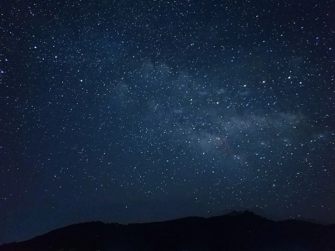 Meteoro criando rastro luminoso brilhante ao atravessar a atmosfera terrestre