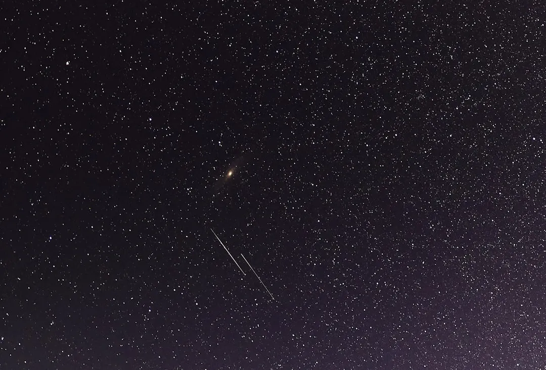 Bólido extremamente brilhante atravessando o céu noturno