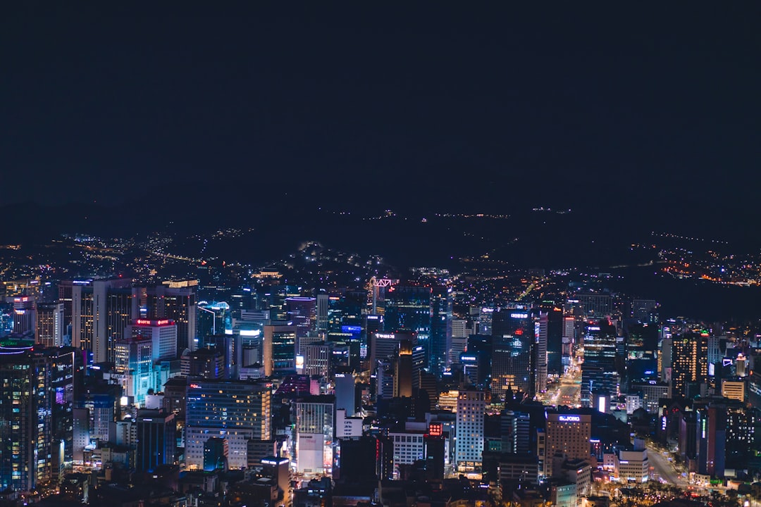 Céu noturno sobre cidade com forte poluição luminosa alaranjada
