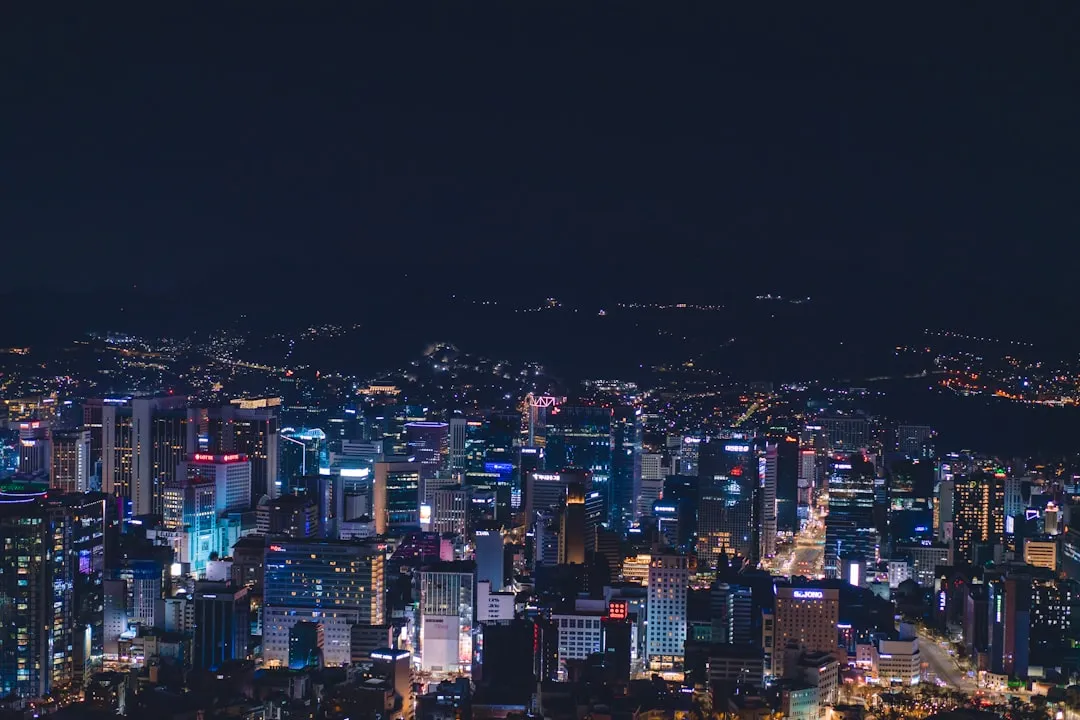 Céu noturno sobre cidade com forte poluição luminosa alaranjada