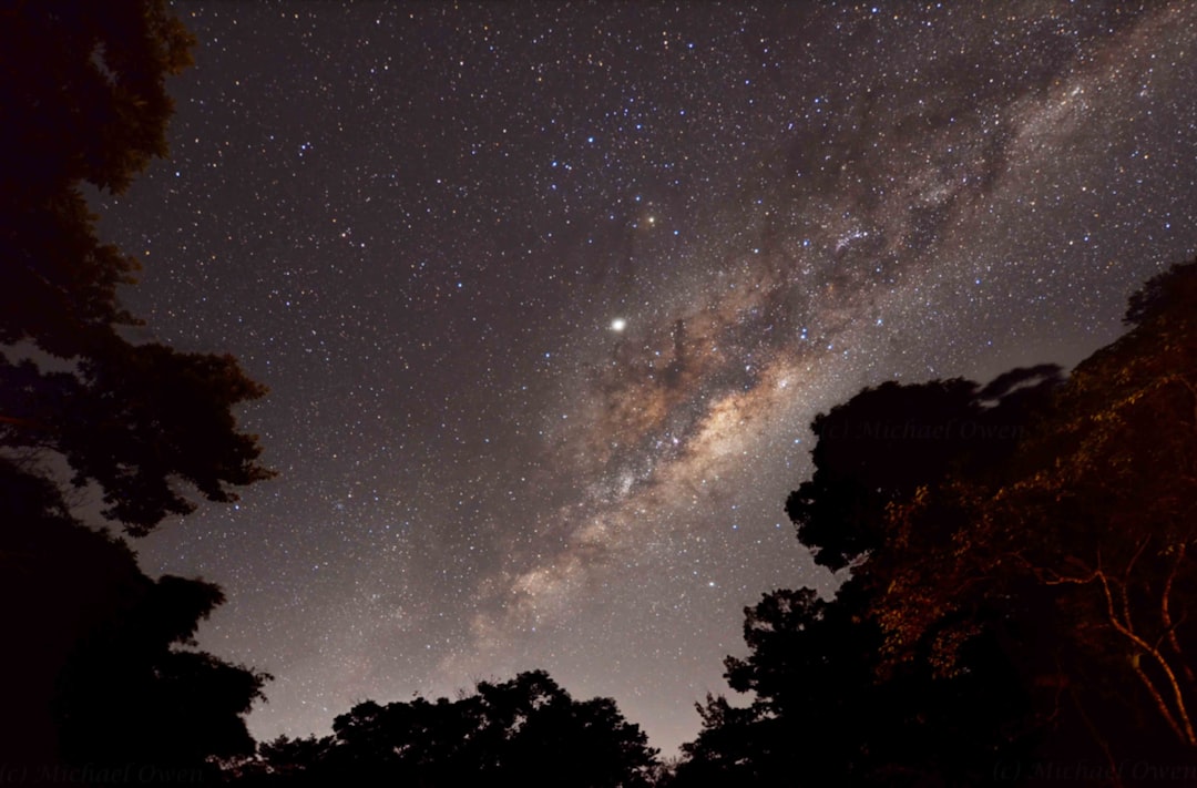 Via Láctea fotografada em área rural com céu escuro no Brasil