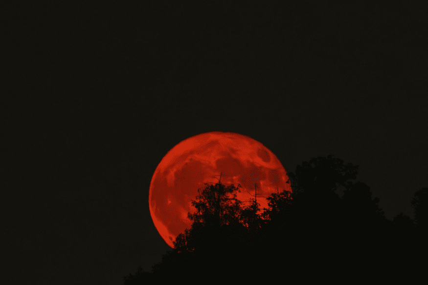 Por Que a Lua Fica Vermelha Durante um Eclipse Lunar