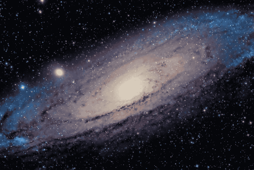 Galáxia espiral no espaço profundo, relacionada às flutuações iniciais registradas na radiação cósmica de fundo.