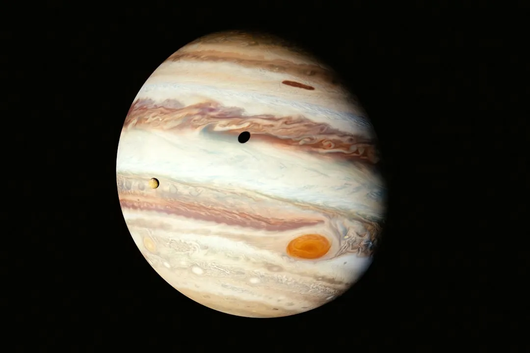 Telescopio amador apontado para Jupiter com luas visiveis ao lado