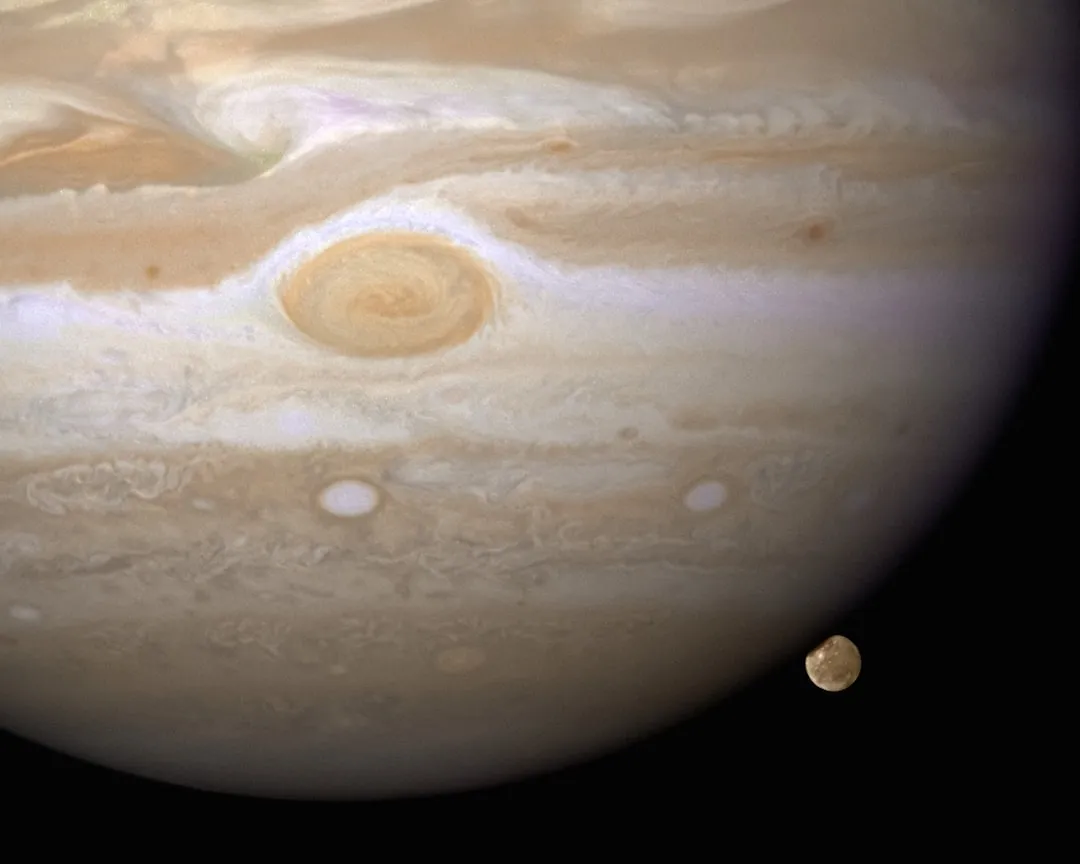 Fotografia de Jupiter mostrando faixas de nuvens e luas ao redor