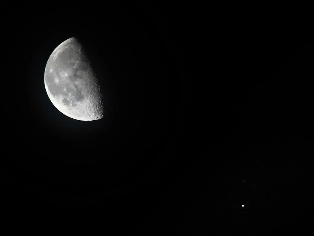 Observador apontando telescopio para Jupiter em noite estrelada