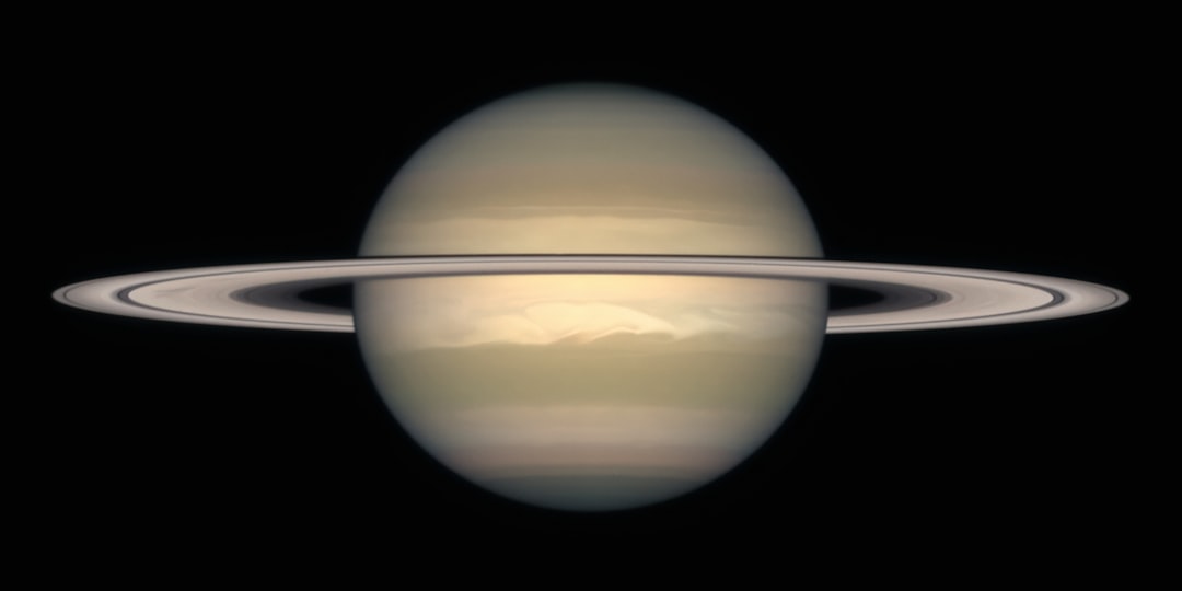 Saturno com seus aneis visiveis atraves de um telescopio amador
