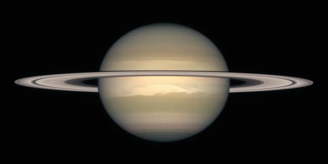 Saturno com seus aneis visiveis atraves de um telescopio amador