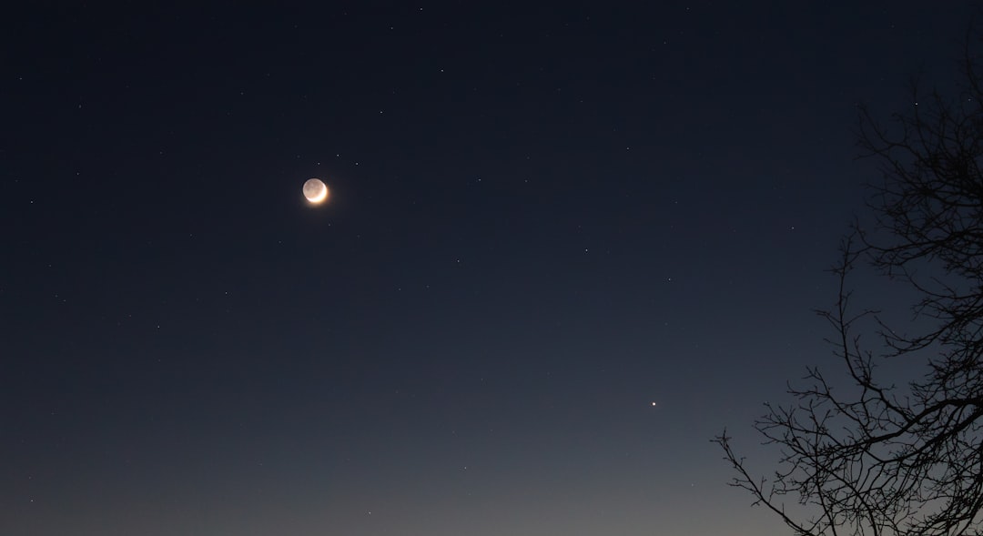 Saturno em oposicao brilhando intensamente no ceu noturno