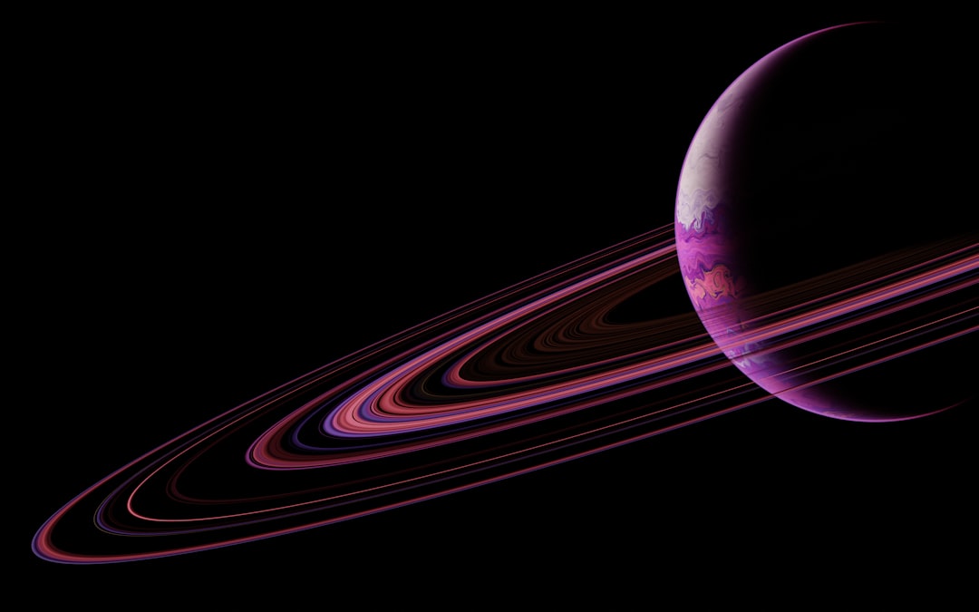 Saturno com seus anéis em destaque visto pelo espaço