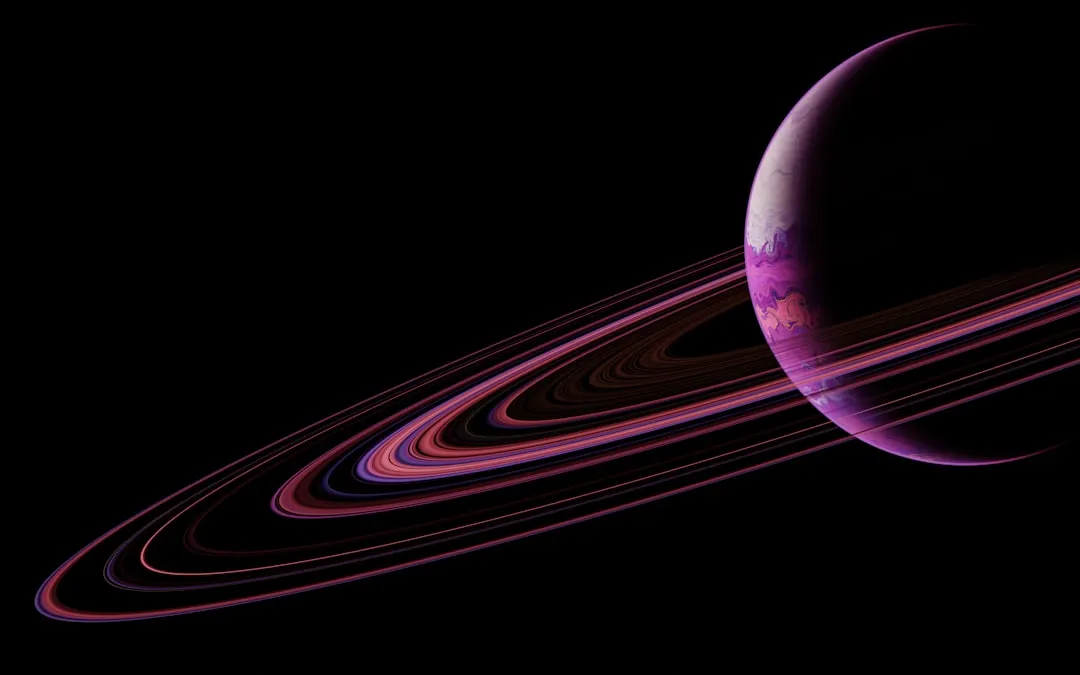 Saturno com seus anéis em destaque visto pelo espaço