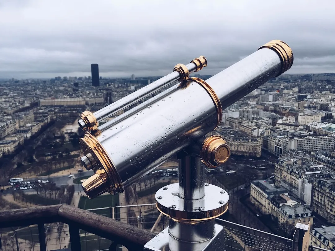 Telescopio com filtro solar apontado para o Sol durante o dia