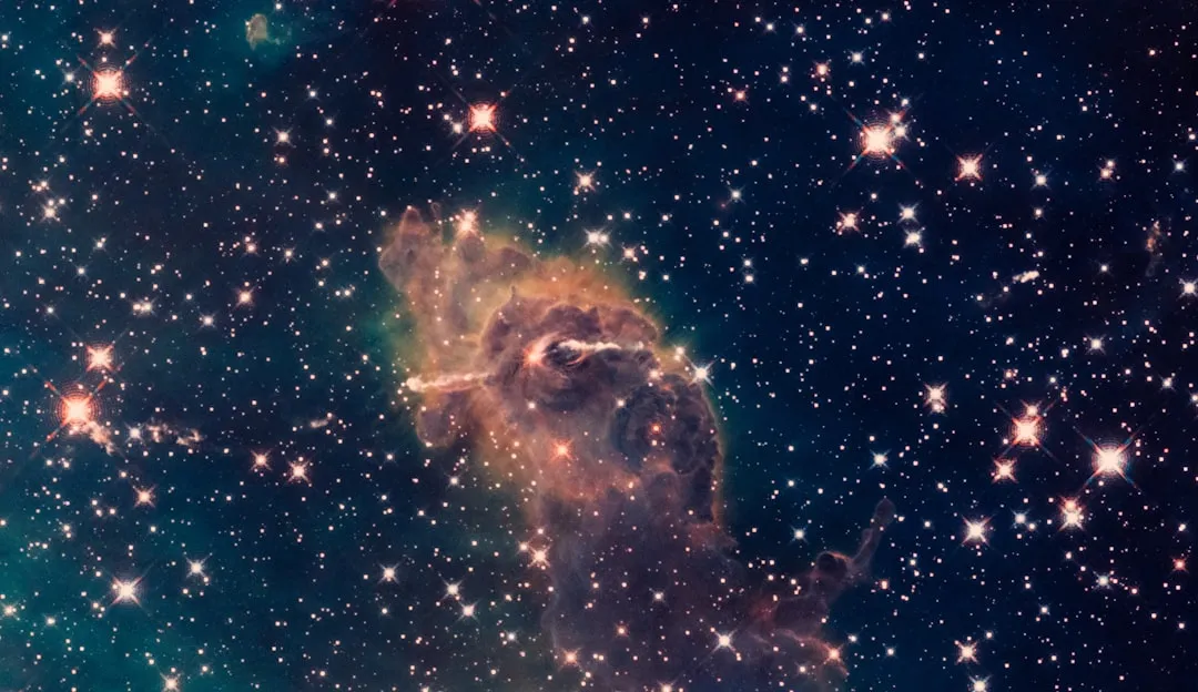 Nebulosa planetaria colorida formada por estrela morta no espaco profundo
