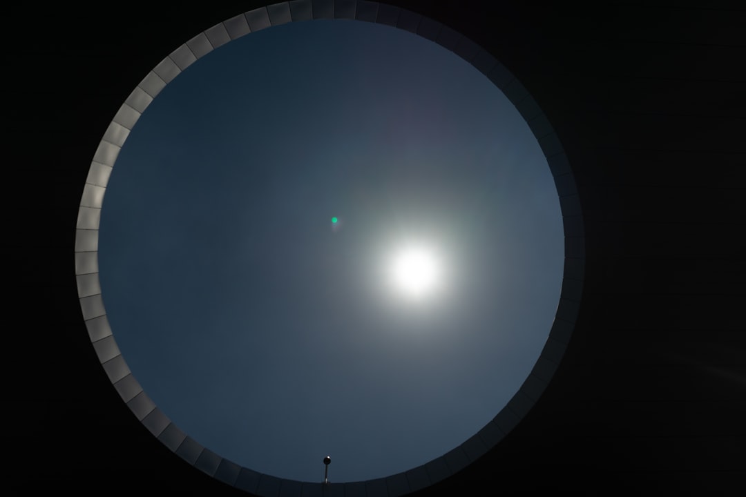 Telescópio com filtro solar para observação segura do Sol