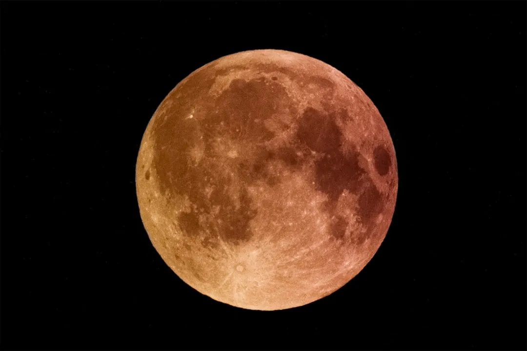 Comparacao entre superlua e lua comum no ceu noturno