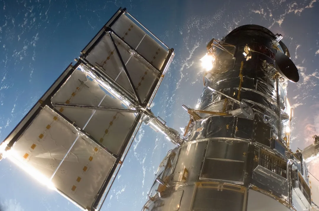 Telescópios Espaciais vs Terrestres: Por Que Enviamos Telescópios ao Espaço