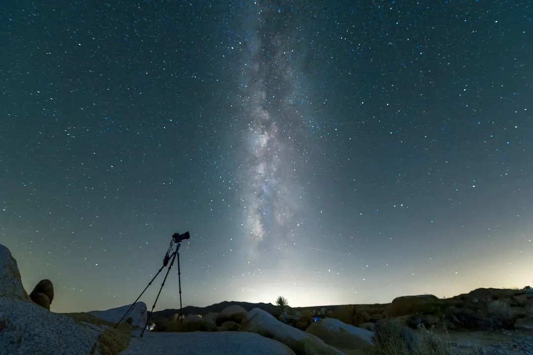 Setup de astrofotografia com telescopio e camera DSLR em montagem equatorial