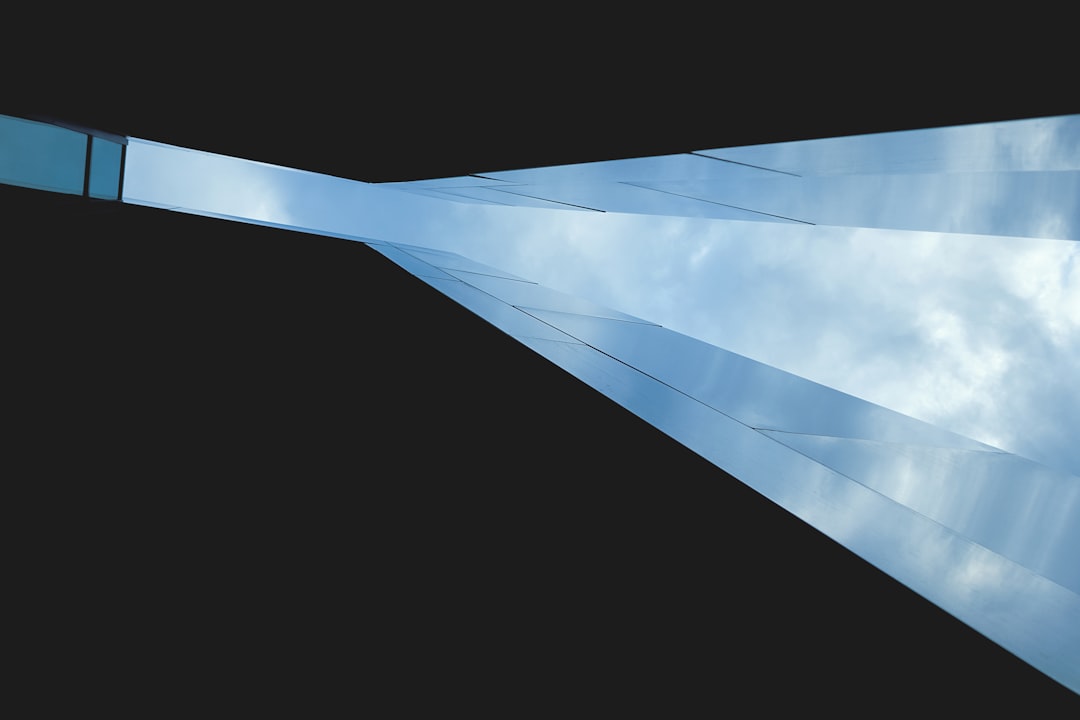 Diagrama mostrando o caminho da luz em telescópios refletores e refratores