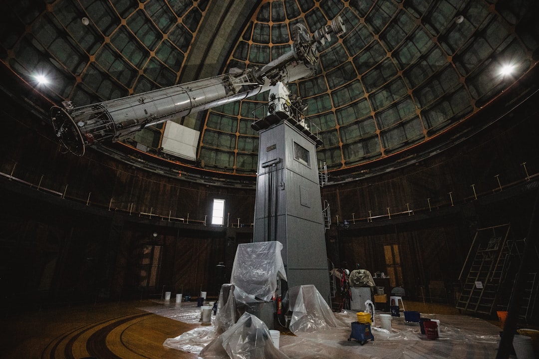 Manutenção e limpeza de telescópio sendo realizada
