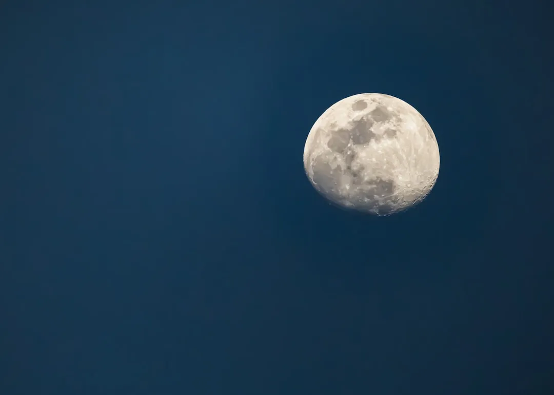Manutenção e limpeza de telescópio sendo realizada