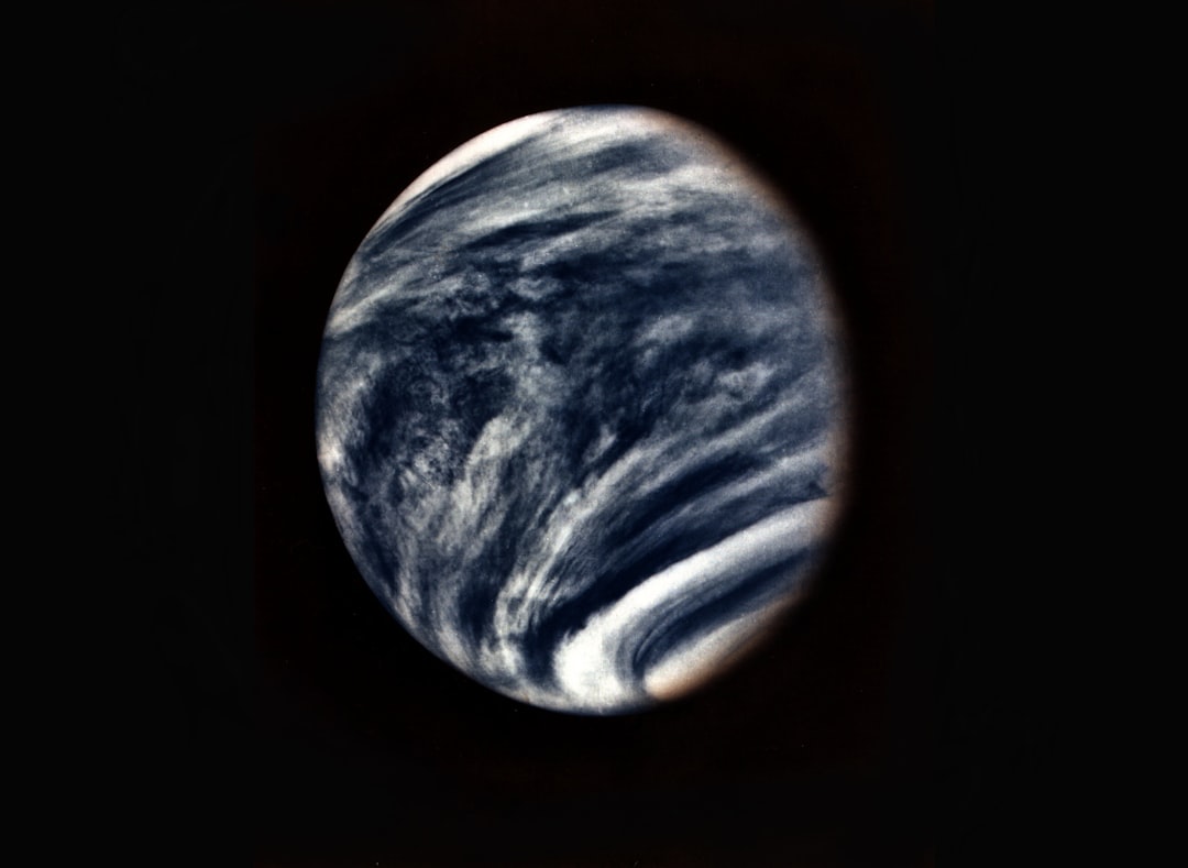 Superfície de Vênus coberta por nuvens densas fotografada por sonda espacial