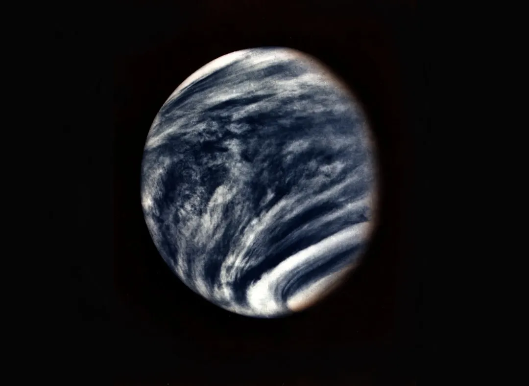 Superfície de Vênus coberta por nuvens densas fotografada por sonda espacial