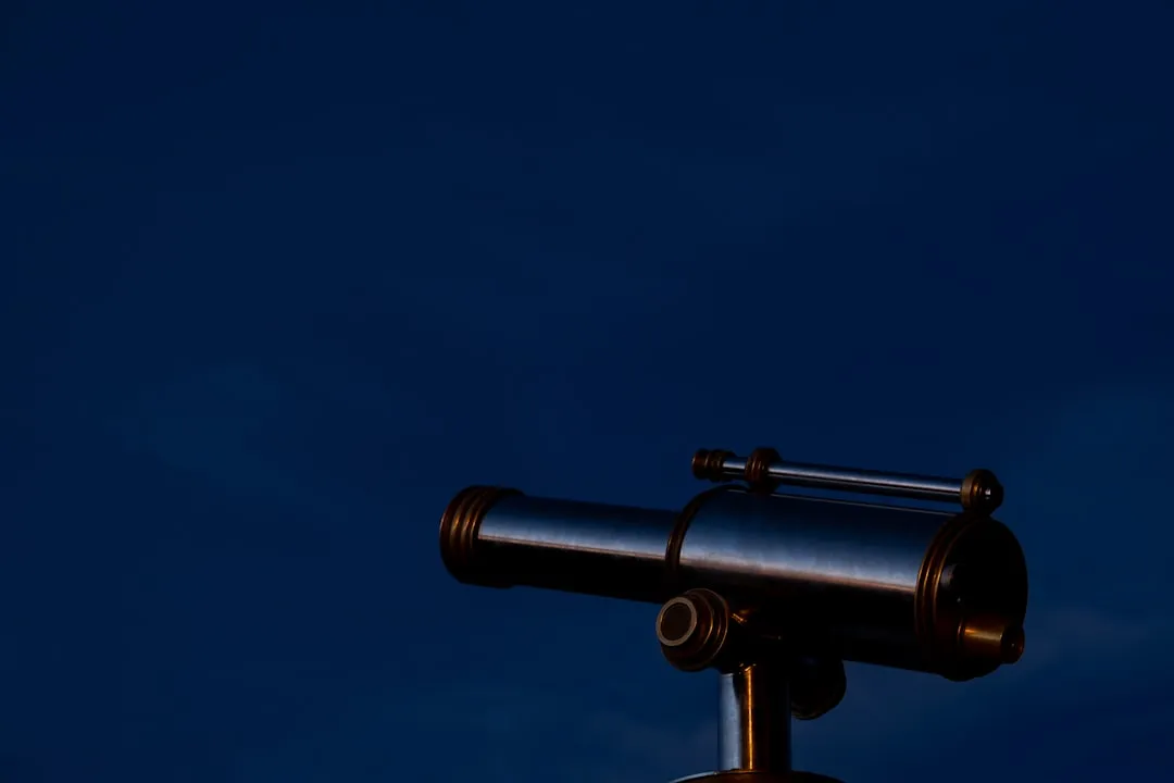Astrofotógrafo observando Vênus com telescópio durante o crepúsculo