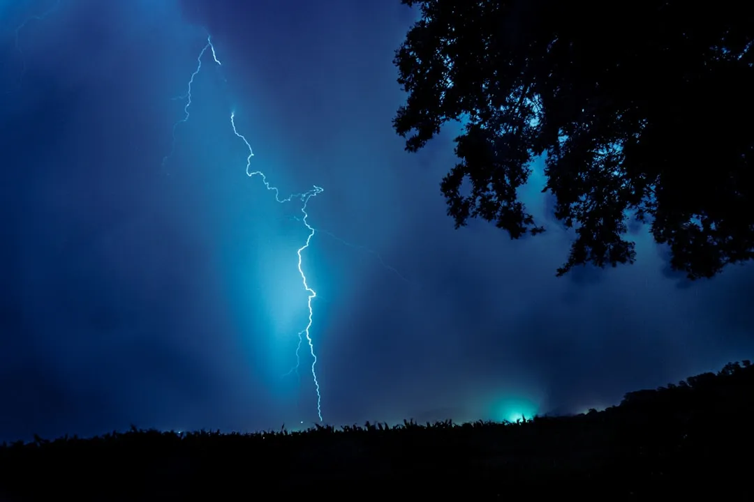 Céu estrelado sobre área rural brasileira com baixa poluição luminosa