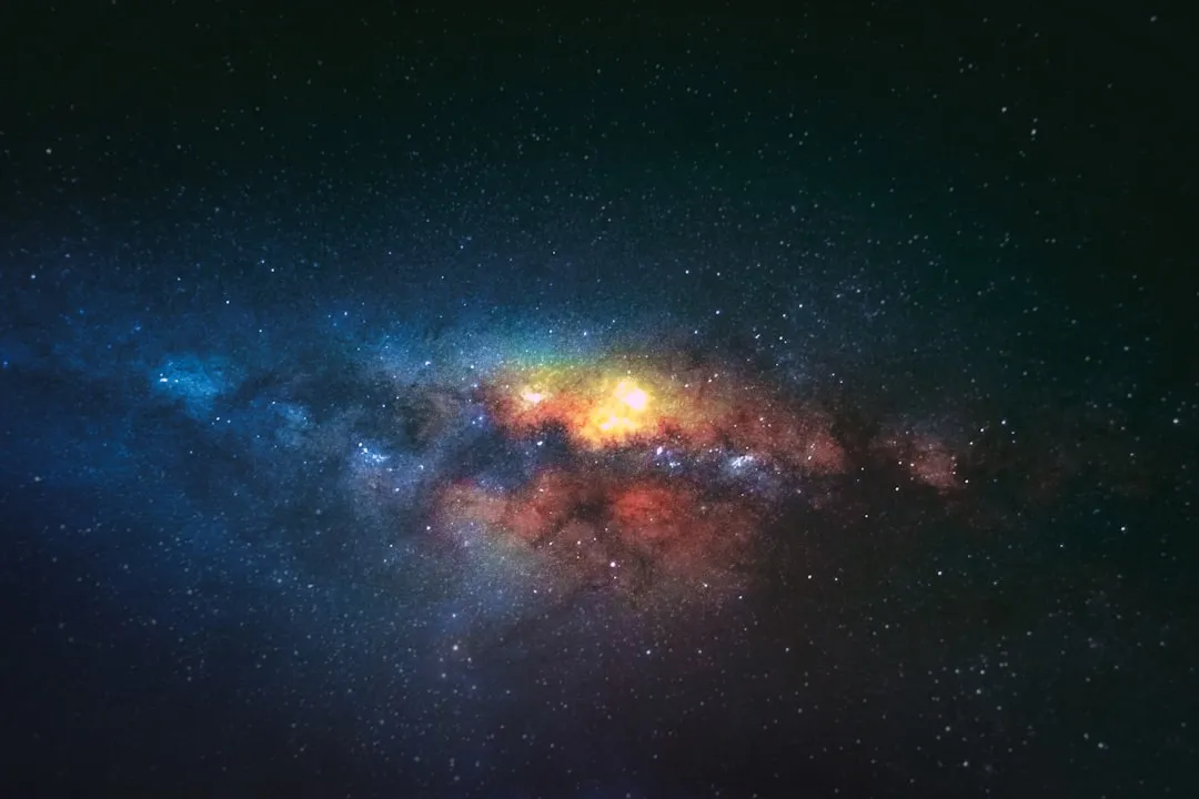Explosao de supernova liberando materia brilhante no espaco